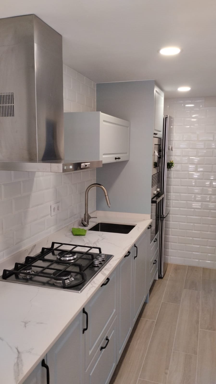 Cocina gris estilo shaker con encimera de mármol