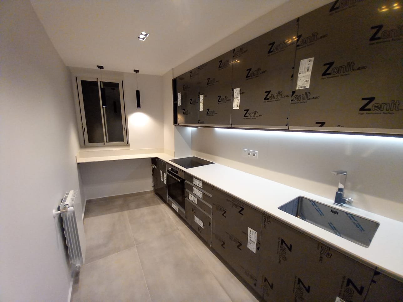 Cocina gris Zenit con lámparas colgantes y luz LED