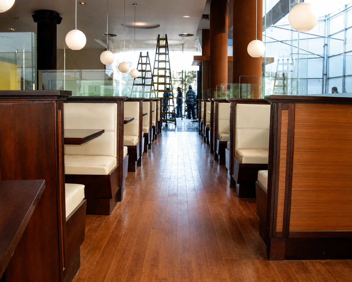 Restaurante terminado con bancos tapizados, madera y suelo de tarima