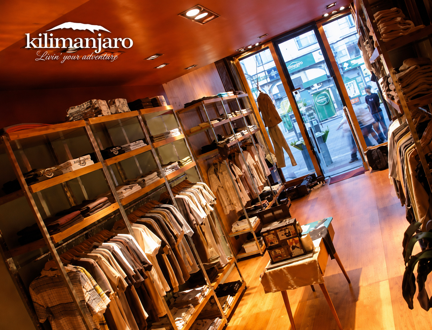 Tienda de ropa con expositores de madera y producto ordenado