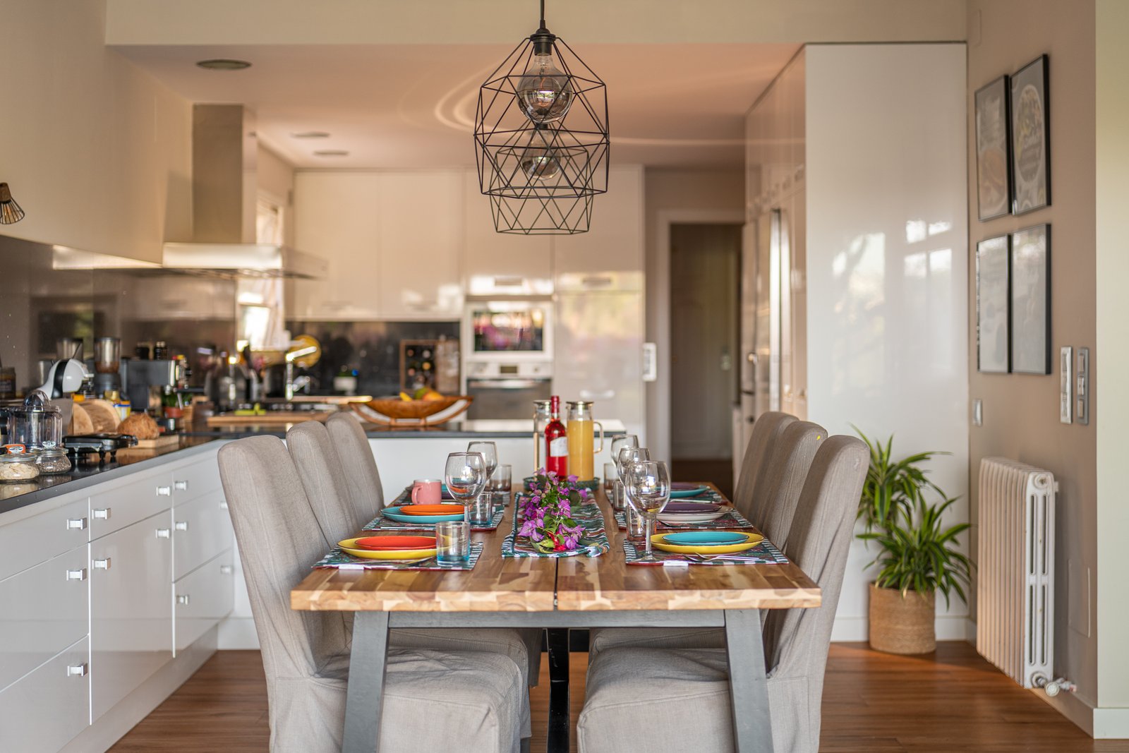 Comedor con mesa de madera y lámpara geométrica