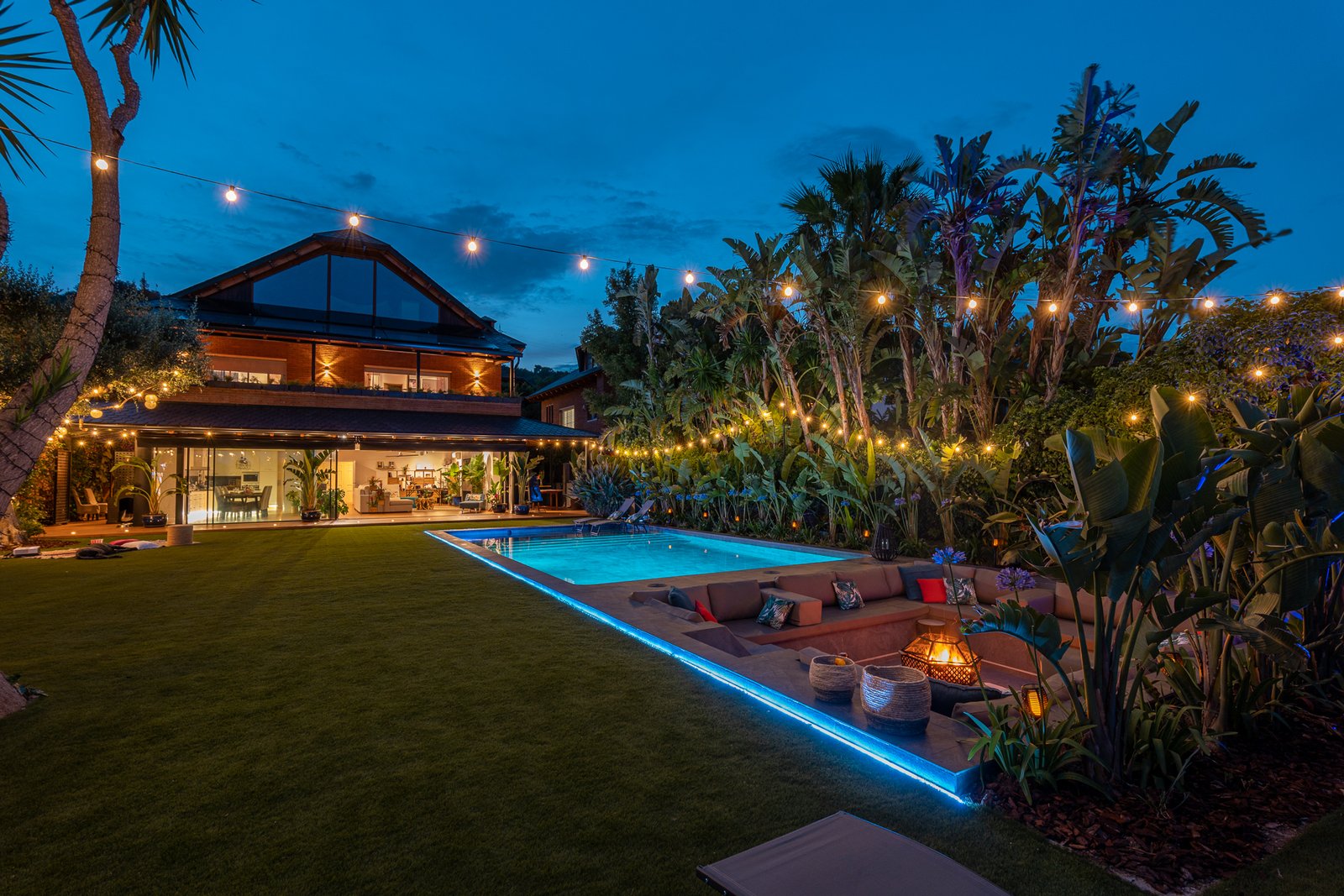Piscina y chill-out iluminados de noche